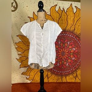 ✨ White Short Sleeve Top w/ Embroidery Detail ✨